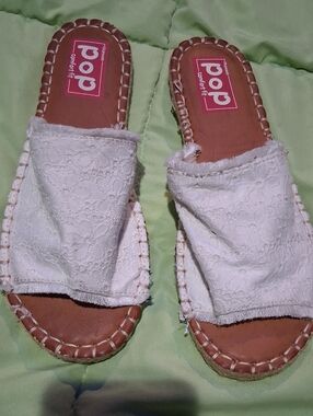 pop White Lace Slide Sandals with Brown Footbed